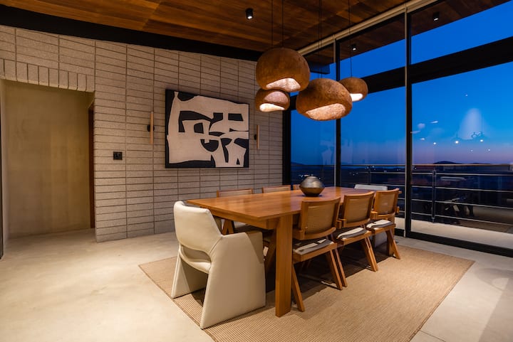 A table for eight, the valley as the centerpiece